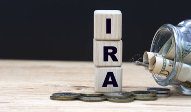 IRA (Bireysel Emeklilik Hesabı) - para kapasitesinin arka planında küplerin kısaltması