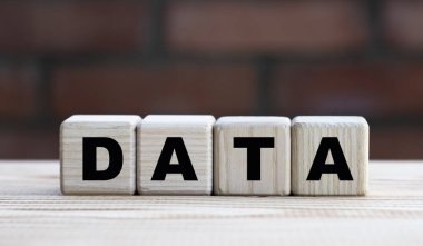 Küpler üzerindeki konsept kelime DATA, tuğla duvarın arka planında. İş konsepti.