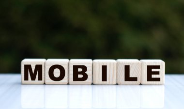 Küpler üzerinde MOBILE sözcüğünün konsepti güzel yeşil bir arka planda