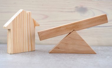 Hafif ahşap zemin üzerinde ahşap pullar üzerinde denge kavramı