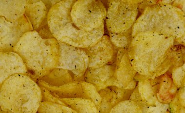 Masanın üzerinde duran sarı yuvarlak çiplerin güzel arka planı