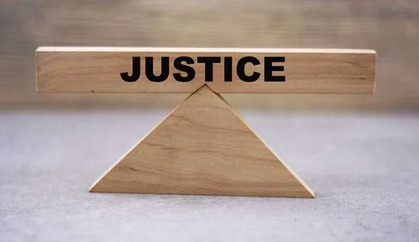 Konzept Des Wortes Gerechtigkeit Auf Holzwaagen Auf Hellem Hintergrund — Stockfoto