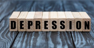 Küpler hakkında güzel, gri bir arka planda depresyon kelimesi. İş konsepti