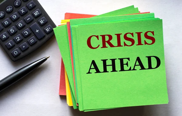 Crisis Ahead Text Auf Einem Grünen Notenblatt Vor Dem Hintergrund — Stockfoto