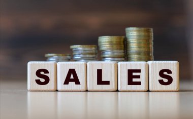 Bozuk paralarla dolu güzel, karanlık bir arka planda kesilmiş bir söz. İş ve finans kavramı