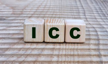 Güzel bir arkaplanda bulunan küplere ICC (Uluslararası Ticaret Odası) kelimesi konsepti. İş konsepti