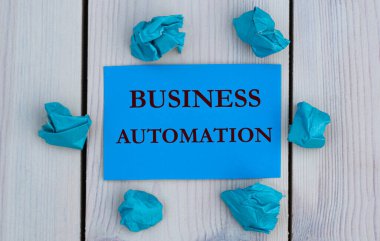 BÜYÜK HAVAALANI - Kırışmış kağıt parçalarıyla birlikte açık arkaplan üzerinde mavi kağıt üzerinde kelime. İş konsepti