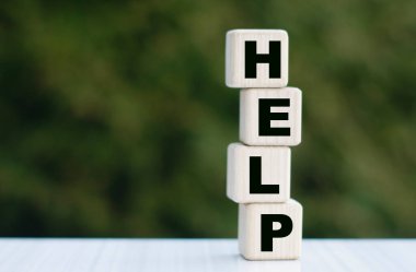 Küplere yardım etmek sözcüğünün konsepti güzel yeşil bir arka planda