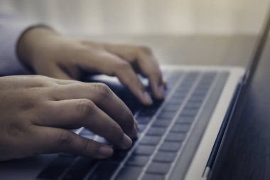İnternette eğitim için dizüstü bilgisayar kullanan biri. E-öğrenme tarayıcı bağlantısı ve çevrimiçi teknoloji web yayını konsepti. Webinar metin reklamları için kopyalama alanı olan dizüstü bilgisayar.