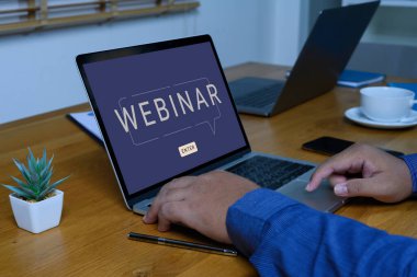 Çevrimiçi eğitim ağları için dizüstü bilgisayar kullanan biri. E-öğrenme tarayıcı bağlantısı ve çevrimiçi teknoloji web yayını konsepti. Ekranda kırpma yolu olan dizüstü bilgisayar modeli.