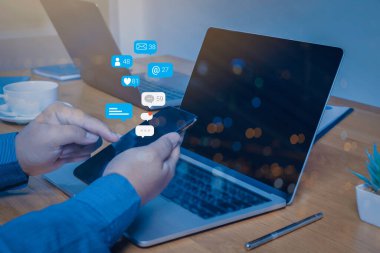 Sosyal medya pazarlama kavramına sahip cep telefonu kullanan kişi.