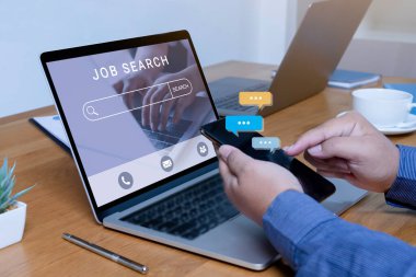 İş arama konsepti, kariyerinizi bulmak, bilgisayarınızı kullanmak ve iş ararken akıllı telefon kullanmak..