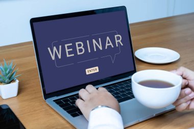 Çevrimiçi eğitim ağları için dizüstü bilgisayar kullanan biri. E-öğrenme tarayıcı bağlantısı ve çevrimiçi teknoloji web yayını konsepti. Ekranda kırpma yolu olan dizüstü bilgisayar modeli.