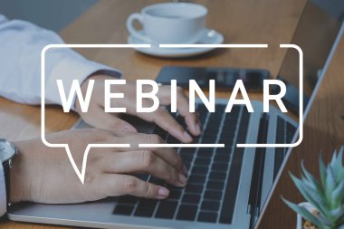 İş adamı ve ekip Webinar E-business Browsing Connection ve online online teknoloji web yayını konsepti, iş konsepti.