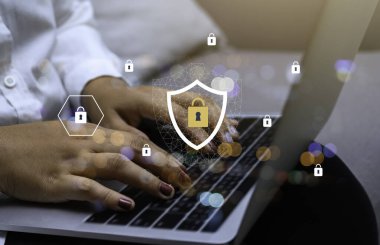 İş kadını bilgisayarı Data koruması, siber güvenlik, bilgi güvenliği ve şifreleme konsepti ile kullanıyor. İnternet teknolojisi ve iş konsepti.