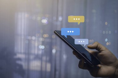 Sohbet baloncuğunda akıllı telefon yazma, sohbet etme kullanıcısı. Sosyal medya oluşturma kavramı.