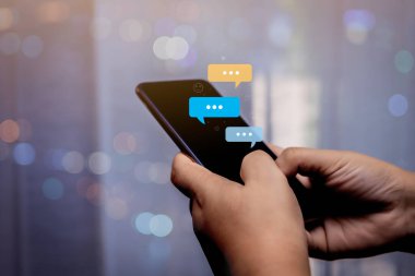 Sohbet baloncuğunda akıllı telefon yazma, sohbet etme kullanıcısı. Sosyal medya oluşturma kavramı.