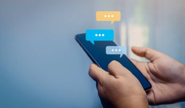 Sohbet baloncuğunda akıllı telefon yazma, sohbet etme kullanıcısı. Sosyal medya oluşturma kavramı.