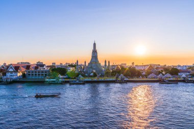Bangkok / Tayland, 28 JUL, 2020: Chao Phraya River Side 'daki Tayland tapınağı, Bangkok Tayland' daki Wat Arun Tapınağı 'ndaki Sunset. Wat Arun, Bangkok 'un Thon buri bölgesinde yer alan bir Budist tapınağıdır..