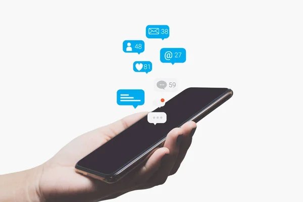 Sosyal medya pazarlama kavramına sahip cep telefonu kullanan kişi.