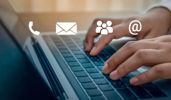 Bizimle ya da müşteri destek hattıyla iletişime geçin. İş adamı dizüstü bilgisayar kullanıyor (e- posta, telefon, e- posta simgeleri).