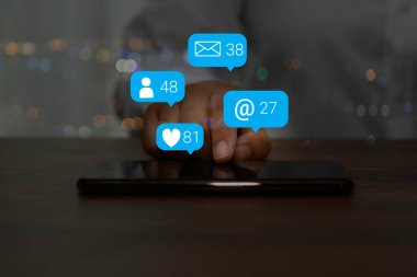 Sosyal medya kavramına sahip akıllı telefon kullanan bir kadın..