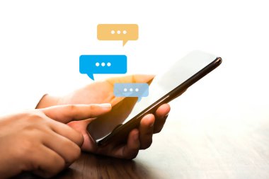 Sohbet baloncuğunda akıllı telefon yazma, sohbet etme kullanıcısı. Sosyal medya oluşturma kavramı.