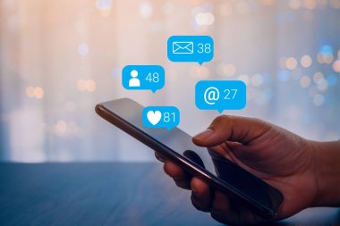 Sosyal medya pazarlama kavramına sahip cep telefonu kullanan kişi.