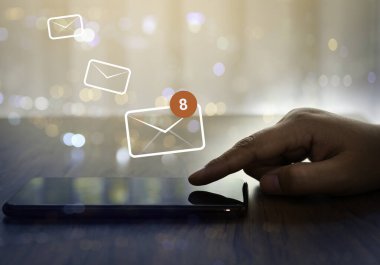 Ofisteki masada akıllı telefon kullanan işkadını elinde 8 yeni e-posta uyarı simgesi var. E- posta iletişim mesaj teknolojisi.