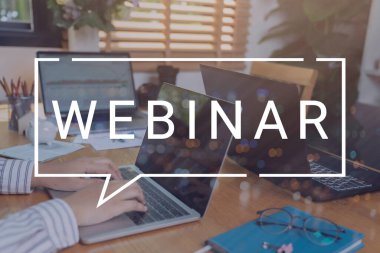 İş adamı ve ekip Webinar E-business Browsing Connection ve online online teknoloji web yayını konsepti, iş konsepti