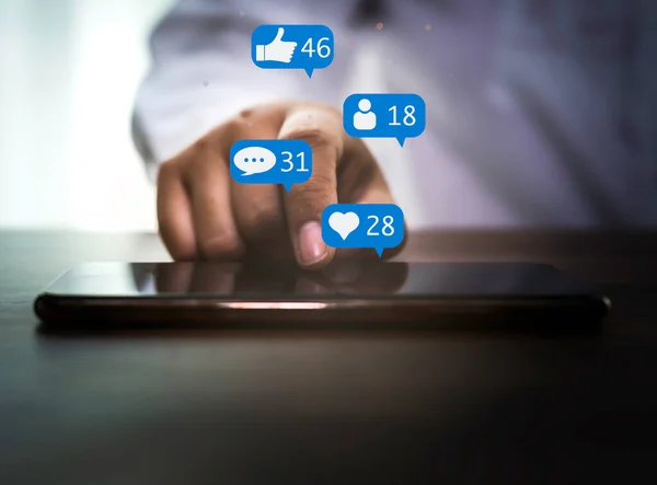 Sosyal medya kavramına sahip akıllı telefon kullanan bir kadın..