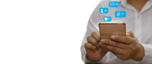Sosyal medya kavramına sahip akıllı telefon kullanan bir kadın..