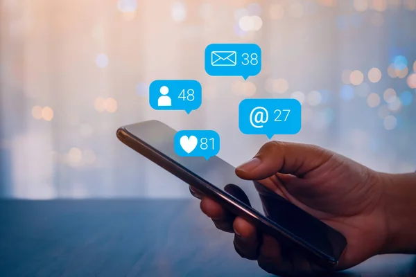 Sosyal medya pazarlama kavramına sahip cep telefonu kullanan kişi.