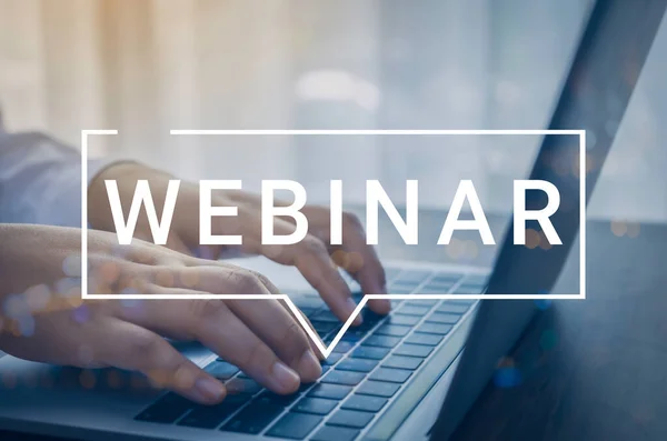 Çevrimiçi eğitim ağları için dizüstü bilgisayar kullanan biri. E-öğrenme tarayıcı bağlantısı ve çevrimiçi teknoloji web yayını konsepti. Ekranda kırpma yolu olan dizüstü bilgisayar modeli.