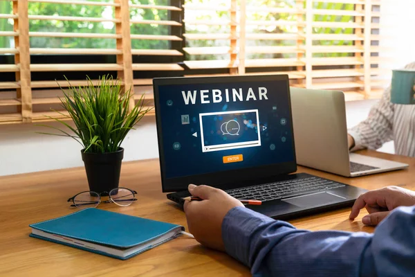 Çevrimiçi eğitim ağları için dizüstü bilgisayar kullanan biri. E-öğrenme tarayıcı bağlantısı ve çevrimiçi teknoloji web yayını konsepti. Ekranda kırpma yolu olan dizüstü bilgisayar modeli.