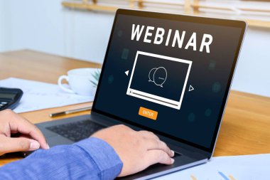 Çevrimiçi eğitim ağları için dizüstü bilgisayar kullanan biri. E-öğrenme tarayıcı bağlantısı ve çevrimiçi teknoloji web yayını konsepti. Ekranda kırpma yolu olan dizüstü bilgisayar modeli.