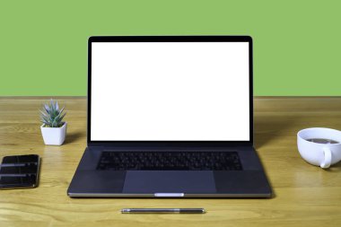 Tahta masadaki kırpma yolu olan boş ekran dizüstü bilgisayar. İş konsepti. Kopyalama alanı ile modelleme.