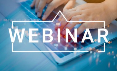 İş adamı ve ekip Webinar E-business Browsing Connection ve online online teknoloji web yayını konsepti, iş konsepti