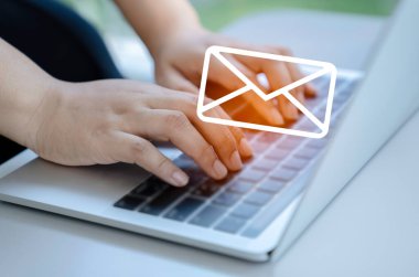 Bizimle ya da müşteri destek hattıyla iletişime geçin. İş adamı dizüstü bilgisayar kullanıyor (e- posta, telefon, e- posta simgeleri).