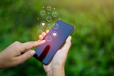 Cep telefonunda sosyal medya pazarlama kavramı kullanan kişi, bildirim simgeleri, mesaj, yorum ve akıllı telefon ekranının üstündeki yıldız gibi.