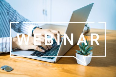 İş kadını ve ekip Webinar E-business Tarayıcı Bağlantısı ve çevrimiçi teknoloji web yayını konsepti, iş konsepti olan bir dizüstü bilgisayar kullanıyor.