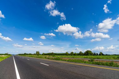 Mavi gökyüzünde yol ve bulut olan Tayland manzarası.