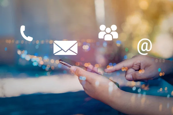 Yatırımcılarla tebligat simgeleriyle birlikte sosyal medya pazarlama kavramını kullanan işadamlarının çifte maruziyeti, hesap makinesi yatırım maliyetleri ve iş finans kavramını hesaplıyor.