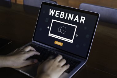 Çevrimiçi eğitim ağları için dizüstü bilgisayar kullanan biri. E-öğrenme tarayıcı bağlantısı ve çevrimiçi teknoloji web yayını konsepti. Ekranda kırpma yolu olan dizüstü bilgisayar modeli.