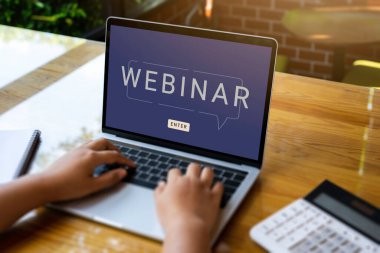 İş adamı ve ekip Webinar E-business Browsing Connection ve online online teknoloji web yayını konsepti, iş konsepti