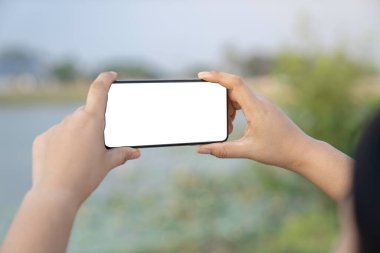 Premium cep telefonu ekran modelleme şablonunu İki Elli Tutan Bir Adamın Modeli.