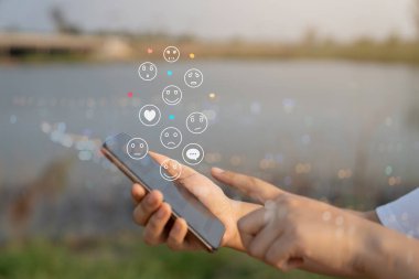 Cep telefonunda sosyal medya pazarlama kavramı kullanan kişi, bildirim simgeleri, mesaj, yorum ve akıllı telefon ekranının üstündeki yıldız gibi.