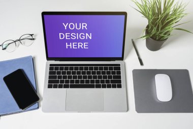 Bilgisayar dizüstü bilgisayarı masanda. Dizaynın için kırpma yolu olan boş dizüstü bilgisayar ekranı.