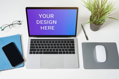 Bilgisayar dizüstü bilgisayarı masanda. Dizaynın için kırpma yolu olan boş dizüstü bilgisayar ekranı.