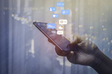 Cep telefonunda sosyal medya pazarlama kavramı kullanan kişi, bildirim simgeleri, mesaj, yorum ve akıllı telefon ekranının üstündeki yıldız gibi.